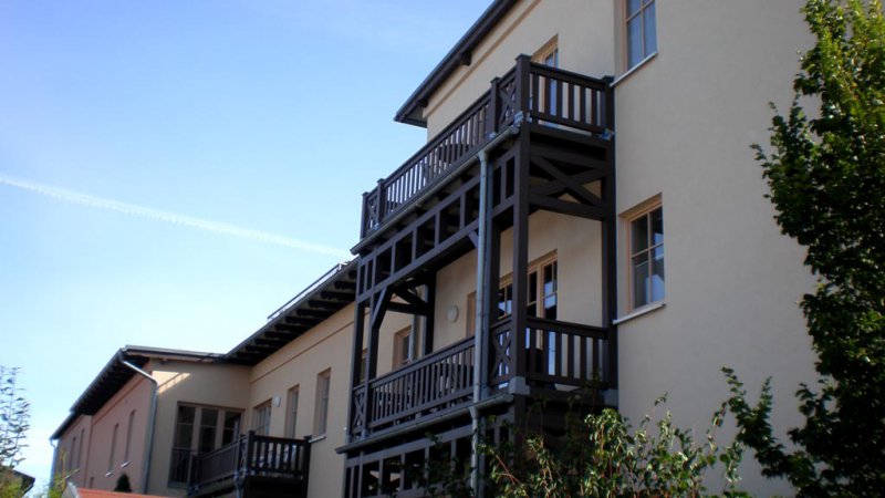 Holzbalkon Restaurierung - Hotel Seestern, Kühlungsborn braun