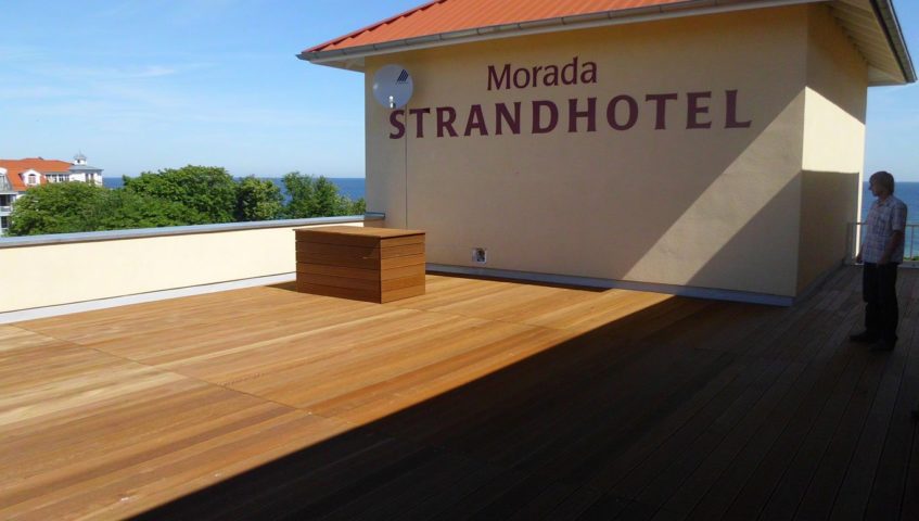 Morada Strandhotel Holtterrasse aus Tropenholz vom Unternehmen Holzbau Jenss