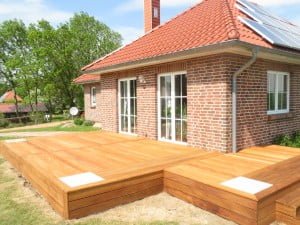 Bangkirai Terrasse mit Steinelementen vom Unternehmen Holzbau Jenss