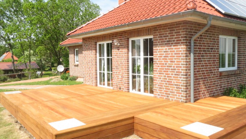 Bangkirai Terrasse mit Steinelementen vom Unternehmen Holzbau Jenss