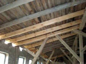 Dachstuhl aus Holz von der Firma Holzbau Jenss