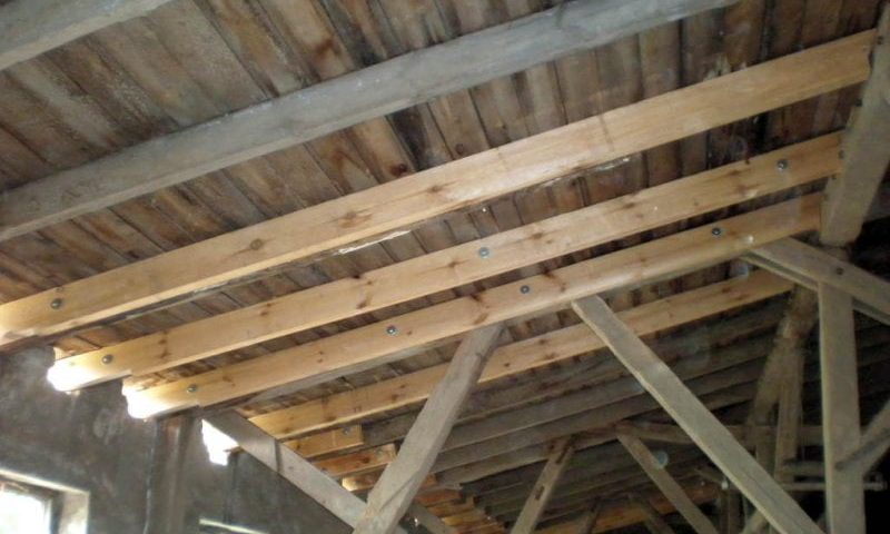 Dachstuhl aus Holz von der Firma Holzbau Jenss